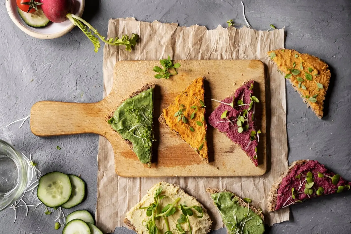 Разноцветный хумус, вид сверху.