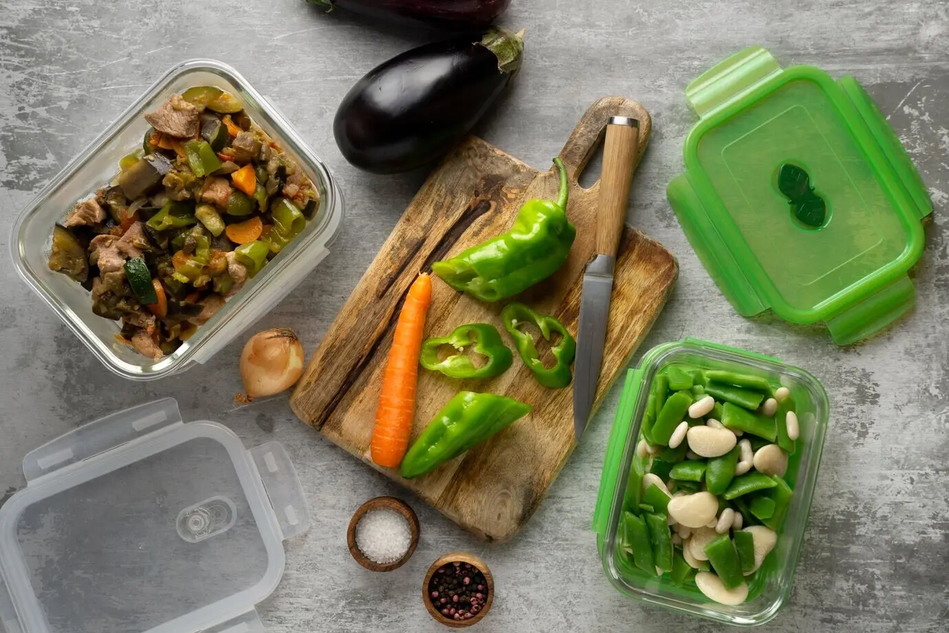 Крупный план процесса приготовления вкусного блюда.